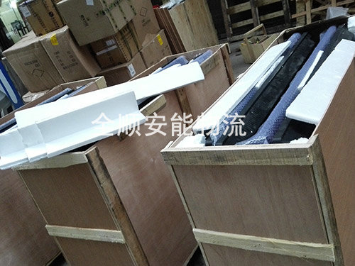 电视机批量打木箱